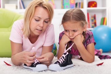 Научить ребёнка завязывать шнурки не так сложно, как кажется, главное - мотивация и развитая моторика рук.