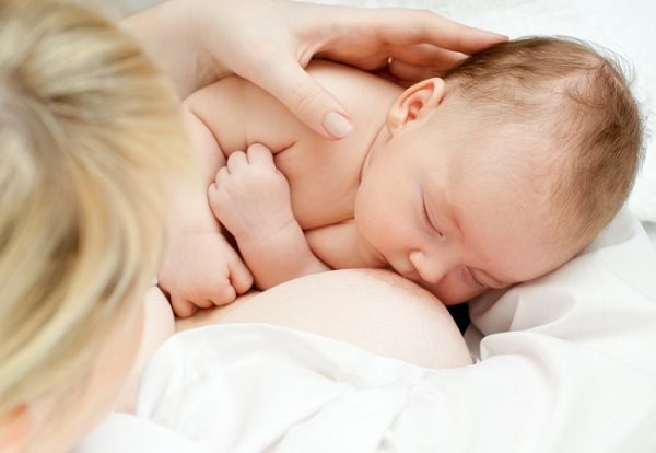 Младенец засыпает во время кормления грудью