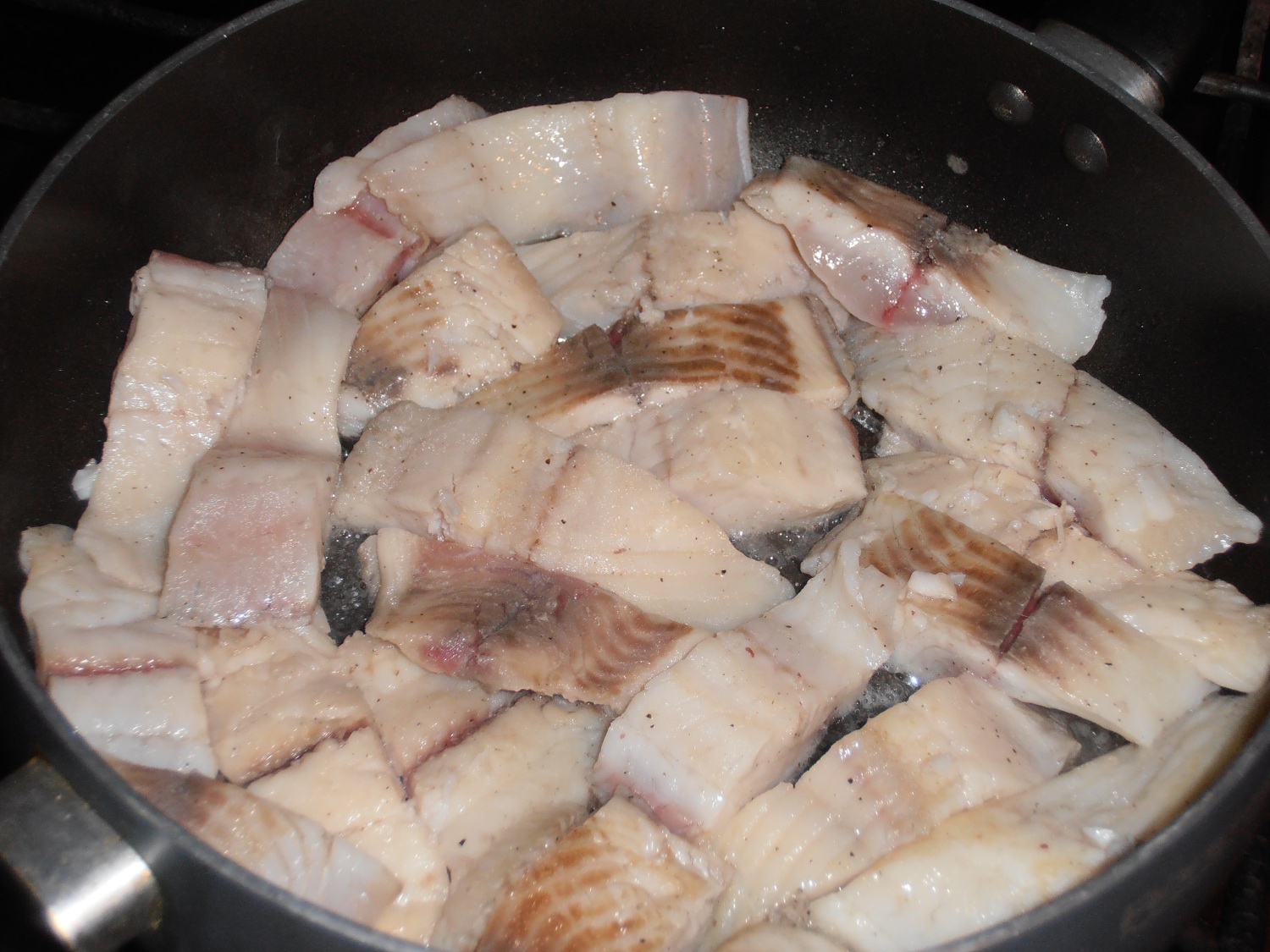 Рыба со сметаной на сковороде и луком