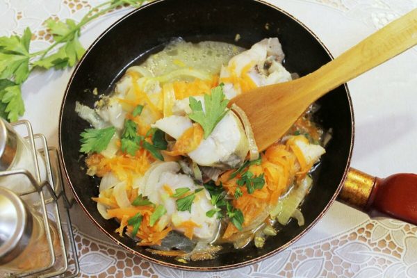 Рыба с овощами в сметанном соусе