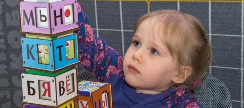 Незаметно, через игру малыш осваивает форму, цвет, запоминает буквы и цифры.