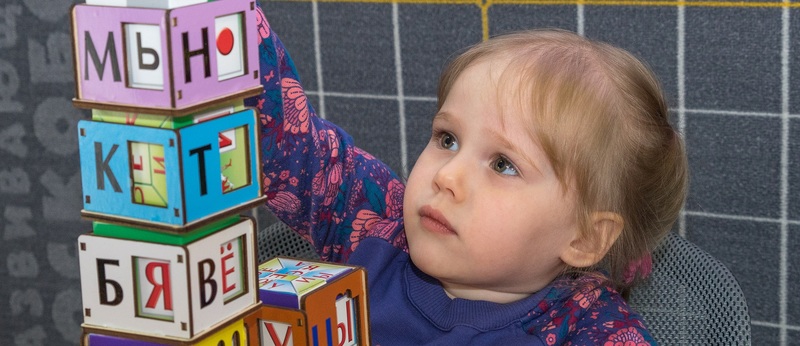 Незаметно, через игру малыш осваивает форму, цвет, запоминает буквы и цифры.