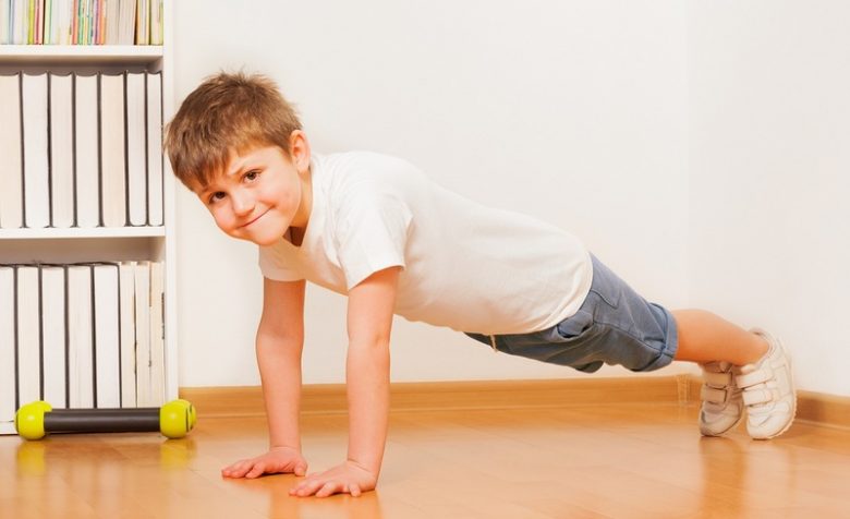 Отжимание – одно из базовых физических упражнений, которое должен освоить каждый ребёнок.